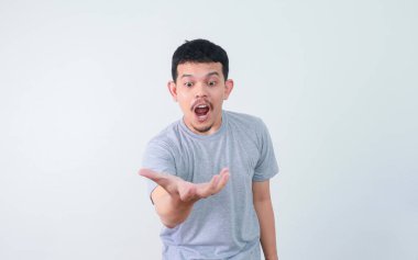 Beyaz arka planda izole edilmiş komik Asyalı adamın şok olmuş yüzü..