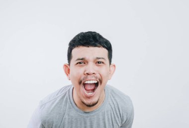 Stresli Asyalı adam bağırıyor.