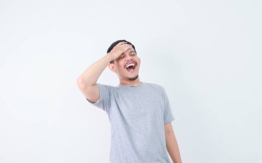 Asyalı adam, alnına dokunarak stres hareketi yapıyor. ruh sağlığı ve sağlık.