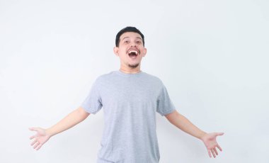 Asyalı adamın şok olmuş ve şaşırmış yüzü beyazların üzerinde tek başına atlıyor..