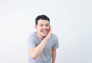 Asyalı bir adam fısıldayarak bir şeyler fısıldar.