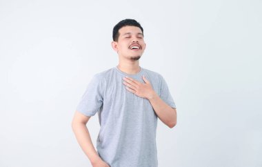 Genç Asyalı bir adam göğsünü tutuyordu ve rahatlamış hissediyordu.