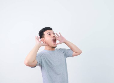 Beyaz arka planda izole edilmiş komik Asyalı adamın şok olmuş yüzü..