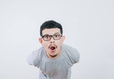 Vay canına Omg. Şaşırmış Asyalı adamın portresi şaşkınlıkla ağzını açtı, şaşırmış ve etkilenmiş görünen genç adam, haberlere duygusal tepki gösterdi.