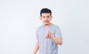 Asyalı bir adam ya ret işareti gösterir ya da göstermez.