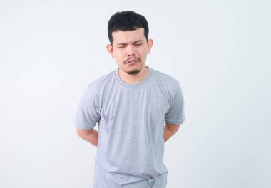 Asyalı genç adam ağlıyor ve üzgün bir ifade sergiliyor