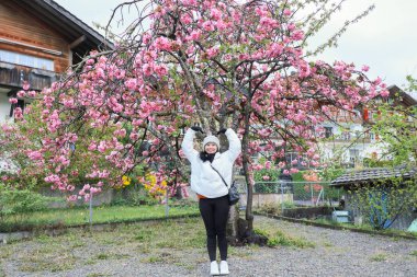 Gülümseyen Asyalı genç bir kadının portresi.