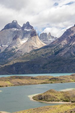 Şili Patagonya 'daki Torres del Paine Milli Parkı suyla çevrili