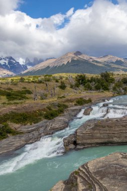 Patagonya, Şili 'deki Torres del Paine Ulusal Parkı' ndaki Paine nehrinin inanılmaz şelaleleri.