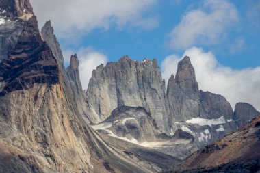 Patagonya, Şili 'deki Torres del Paine dağlarının zirveleri