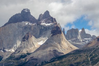 Patagonya, Şili 'deki Torres del Paine dağlarının zirveleri