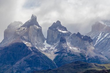 Patagonya, Şili 'deki Torres del Paine dağlarının zirveleri