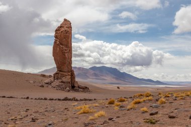 Dengesiz Monjes de La Pacana Şili 'deki Atacama Çölü' nün ortasında sallanıyor.