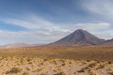 Licanabur volkanı, Atacama Çölü 'nün sonunda, Şili' nin Bolivya sınırında.