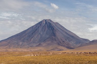 Licanabur volkanı, Atacama Çölü 'nün sonunda, Şili' nin Bolivya sınırında.