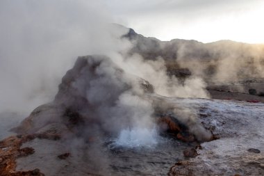 Şili sınırındaki Atacama Çölü volkanik bölgesinde Bolivya ile birlikte El Tatio Gayzerleri 'nde su ve duman kaynıyor.