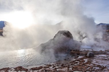 Şili sınırındaki Atacama Çölü volkanik bölgesinde Bolivya ile birlikte El Tatio Gayzerleri 'nde su ve duman kaynıyor.