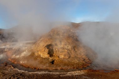 Şili sınırındaki Atacama Çölü volkanik bölgesinde Bolivya ile birlikte El Tatio Gayzerleri 'nde su ve duman kaynıyor.
