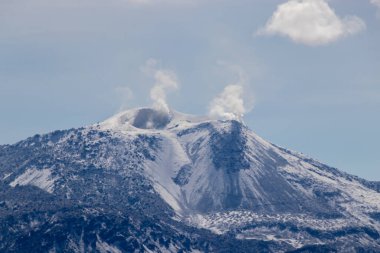 Atacama 'daki dağların zirvelerini kaplayan kar dünyanın en kurak çölü.