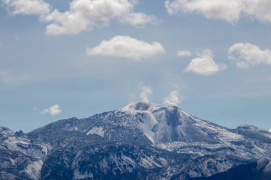 Atacama 'daki dağların zirvelerini kaplayan kar dünyanın en kurak çölü.