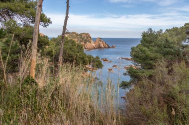 Tamariu, İspanya - 16 Nisan 2023: İspanya kıyısındaki en güzel turistik yerlerden biri olan Costa Brava 'daki bir tepeden Akdeniz manzarası