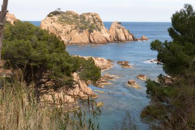 Tamariu, İspanya - 16 Nisan 2023: İspanya kıyısındaki en güzel turistik yerlerden biri olan Costa Brava 'daki bir tepeden Akdeniz manzarası