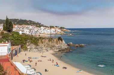 Girona, İspanya - 16 Nisan 2023: Kosta Brava 'daki Calella de Palafrugell balıkçı köyündeki insanlar