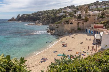 Girona, İspanya - 16 Nisan 2023: Kosta Brava 'daki Calella de Palafrugell balıkçı köyündeki insanlar