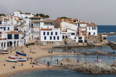 Girona, İspanya - 16 Nisan 2023: Kosta Brava 'daki Calella de Palafrugell balıkçı köyündeki insanlar