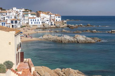 Girona, İspanya - 16 Nisan 2023: Kosta Brava 'daki Calella de Palafrugell balıkçı köyünün manzarası