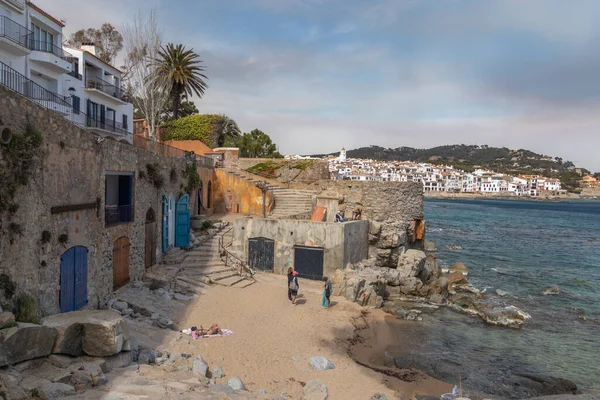 Girona Spagna Aprile 2023 Persone Sulla Spiaggia Calella Palafrugell Villaggio — Foto Stock