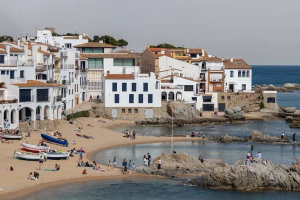 Girona, İspanya - 16 Nisan 2023: Kosta Brava 'daki Calella de Palafrugell balıkçı köyündeki insanlar