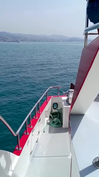 Yacht Seglar Genom Det Blå Havet — Stockvideo