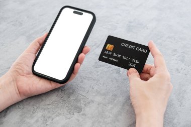 Kadın internet üzerinden alışveriş yapıyor ve yeşil kredi kartıyla cep telefonu başvurusunu ödüyor. düz ve modern stil.