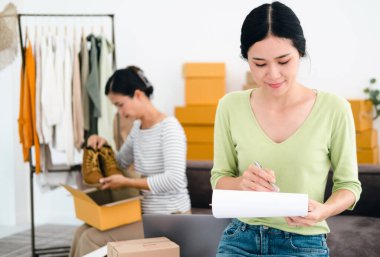 Ana ofisteki Asyalı küçük işletme sahibi, açık pazarlama kutuları ve teslimat, KME konsepti. Genç Sahipleri İş Çevrimiçi, KOBİ, Teslimat Projesine Başladı.