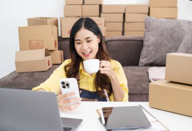 Başlangıçta küçük işletme KOBİ 'si, akıllı telefon veya tablet kullanan girişimci sahibi paket ürün kutusu hazırlamak için çevrimiçi alışveriş siparişini alır ve kontrol eder. Çevrimiçi fikirler satılıyor