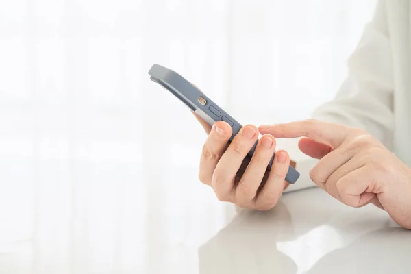 Ekran telefonundaki işaret parmağı, cep telefonuna yakın çekim, mesaj gönderen kişi, akıllı telefondaki mavi ekrana dokunan parlak ofis, cep telefonu kullanan kızlar, çevrimiçi internet.