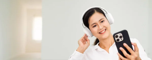 Mulher Adulta Asiática Ouvindo Música Enquanto Descansa Sofá Casa — Fotografia de Stock