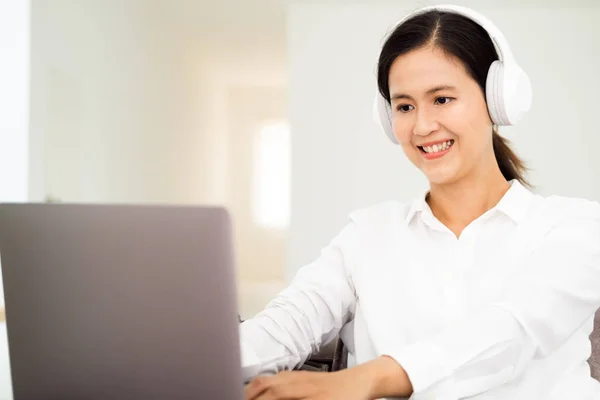 Jovem Adulto Asiático Mulher Negócios Empregado Gerente Executivo Usando Computador — Fotografia de Stock