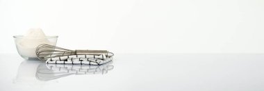 Geniş yatay Panorama örtüsü ve başlık web Banner. Pişirme konsepti. Beyaz arkaplan üzerinde çırpı ve bulaşık bezi olan bir kase..