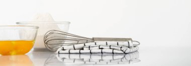 Geniş yatay Panorama örtüsü ve başlık web Banner. Pişirme konsepti. Beyaz arkaplan üzerinde çırpılmış çırpılmış ve bulaşık bezi olan yumurta sarısı kasesi..