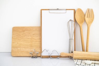 Boş bir yemek tarifi kitabı ve mutfak aletleri. Kopyalama alanı ile ön görünüm