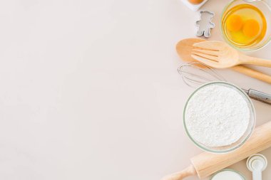 Pembe pastel masada hamur işi için malzemeler pişiriyorum.