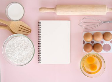 Boş yemek kitabı, yumurta kabuğu, un, merdane. Metin için boş alan