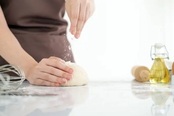 Cozinhe Mãos Amassando Massa Polvilhando Pedaço Massa Com Farinha Trigo — Fotografia de Stock