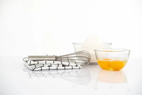 Concepto Hornear Cuenco Yema Huevo Con Batidor Paño Cocina Sobre — Foto de Stock