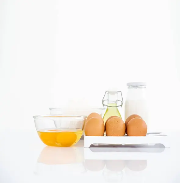 Harina Trigo Con Huevos Aceite Leche Sobre Mesa Mesa Blanca — Foto de Stock