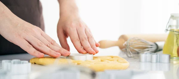 Mulher Preparando Biscoitos Gengibre Mesa Branca Cozinha Mãos Femininas Cortando — Fotografia de Stock