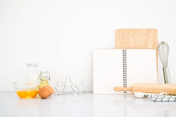 Порожній Рецепт Приготування Книги Білої Випічки Інгредієнтів Посуду Білому Тлі — стокове фото