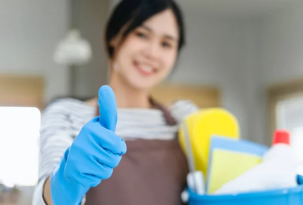 Asiatische Frau Mit Schürze Die Reinigungsprodukte Hält Lächelt Glücklich Und — Stockfoto